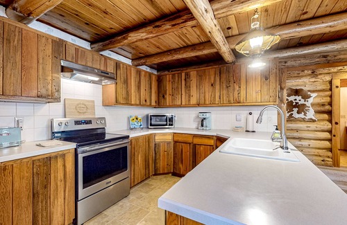 La Pine Cabina | Rustic Charm: Spacious log cabin, close to outdoor adventures, cozy vibes