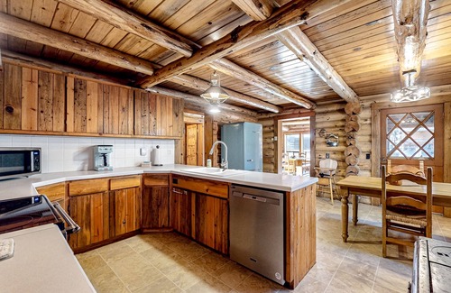 La Pine Cabina | Rustic Charm: Spacious log cabin, close to outdoor adventures, cozy vibes