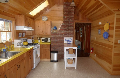 Ocean Point Cabaña | Rústica Chic Cottage en Ocean Point! Vistas al agua, chimenea y ropa de cama estupenda