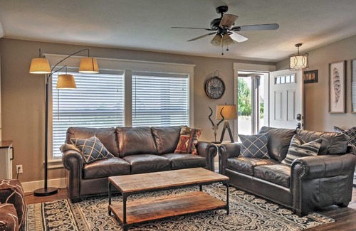 Kingston Casa | Rustic Chic Home 10 Mi to Otter Creek State Park!
