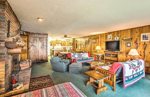 Glen Arbor Apartamento | Rustic-Chic Lake Glen Studio: 4 Mi to Beach!
