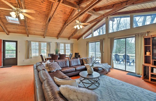 Clyde Cabina | Rustic Clyde Getaway w/ Maggie Valley Views!
