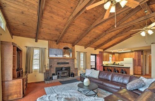 Clyde Cabina | Rustic Clyde Getaway w/ Maggie Valley Views!