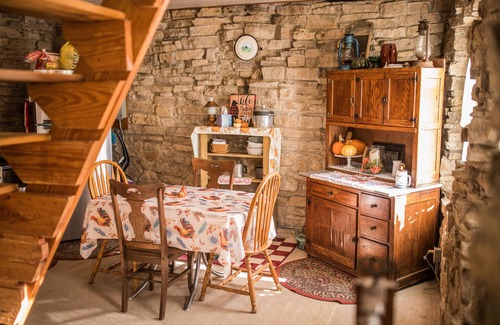 Sharpsburg Casa | Rustic, comfortable, secluded, hand hewn, turn of the century log cabin