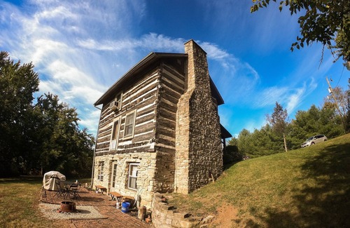 Sharpsburg Casa | Rustic, comfortable, secluded, hand hewn, turn of the century log cabin