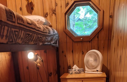 Bracebridge Cabaña | Rustic cottage on beautiful Wood Lake, perfect for families and couples