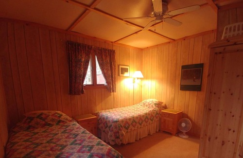 Bracebridge Cabaña | Rustic cottage on beautiful Wood Lake, perfect for families and couples