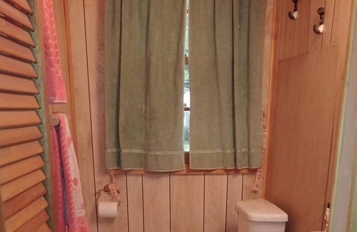 Bracebridge Cabaña | Rustic cottage on beautiful Wood Lake, perfect for families and couples