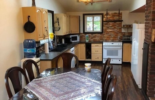 Kirkfield Cabaña | Rustic cottage w/ hot tub