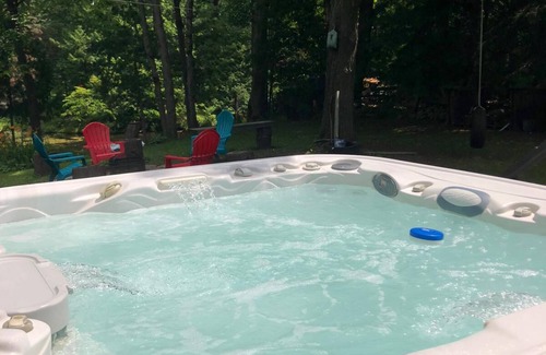Kirkfield Cabaña | Rustic cottage w/ hot tub