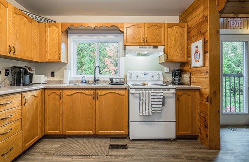 Miller Lake Cabina | Rustic cottage with water access