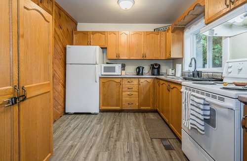 Miller Lake Cabina | Rustic cottage with water access