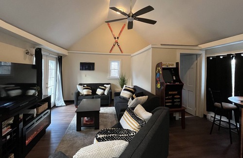 Chester Casa | Rustic, Cozy, and Entertaining home perfect for your next Vermont Adventure!