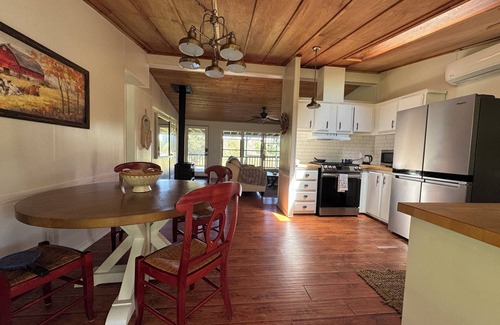 Knights Ferry Cabina | Rustic cozy cabin on rivers edge