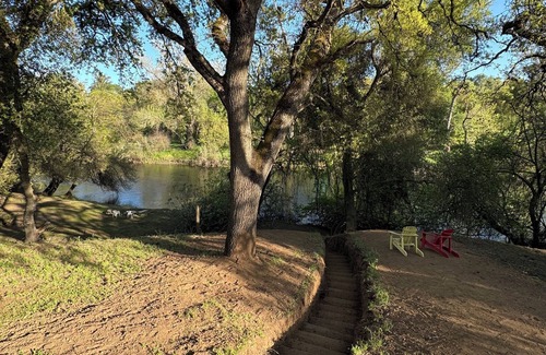 Knights Ferry Cabina | Rustic cozy cabin on rivers edge