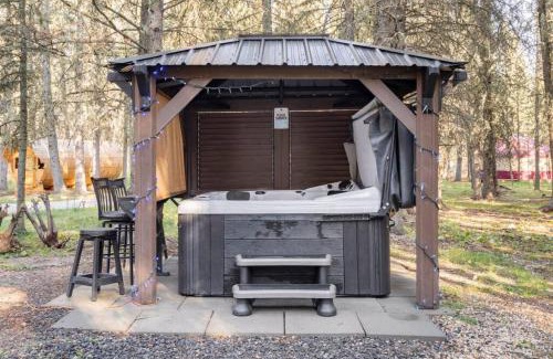 Bragg Creek Apartamento | Rustic Cozy Cabin with hot tub