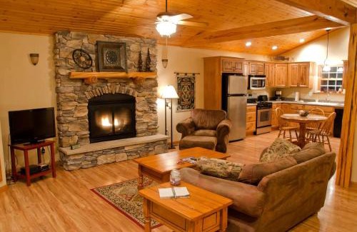 Carbondale Casa | Rustic Cozy Cabin with Hot-tub in Carbondale, Illinois