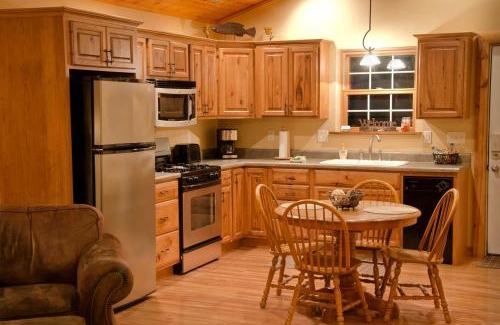 Carbondale Casa | Rustic Cozy Cabin with Hot-tub in Carbondale, Illinois