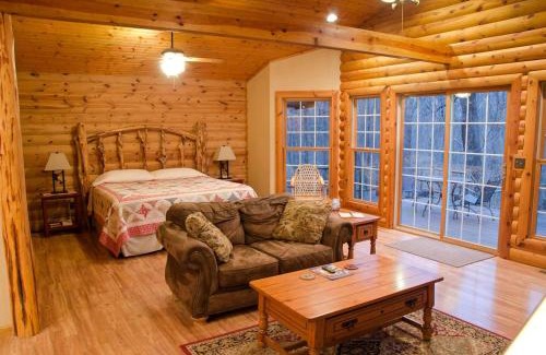 Carbondale Casa | Rustic Cozy Cabin with Hot-tub in Carbondale, Illinois
