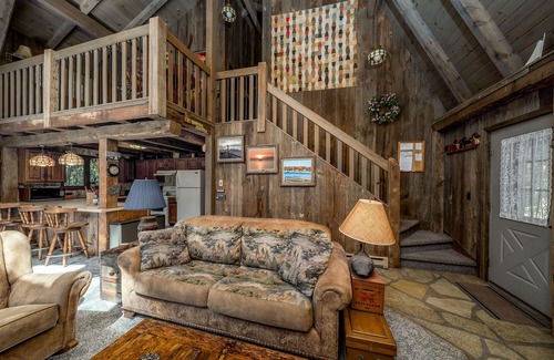 Rowleys Bay Cabina | Rustic, cozy log home vacation retreat near Sister Bay.