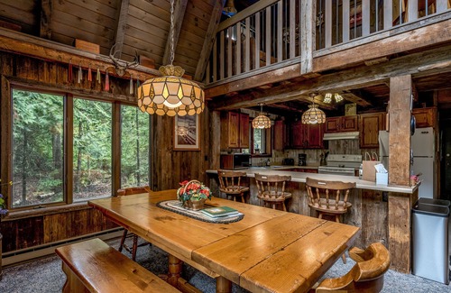 Rowleys Bay Cabina | Rustic, cozy log home vacation retreat near Sister Bay.