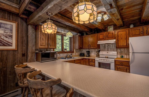 Rowleys Bay Cabina | Rustic, cozy log home vacation retreat near Sister Bay.
