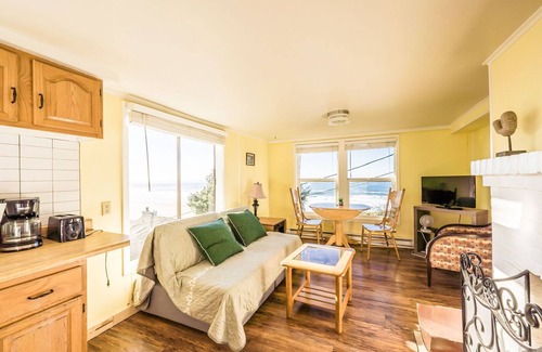 Lincoln City Apartamento | RUSTIC, COZY SPECTACULAR OCEAN VIEW 1 BEDR. SUITE W/KITCHEN&WOOD BURN. FIREPLACE