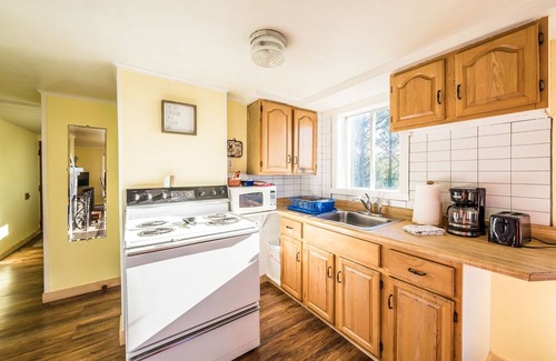 Lincoln City Apartamento | RUSTIC, COZY SPECTACULAR OCEAN VIEW 1 BEDR. SUITE W/KITCHEN&WOOD BURN. FIREPLACE