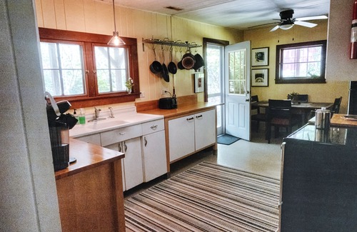 Canton Cabaña | Creekside Cottage en Mt Pisgah, cerca de Blue Ridge Parkway