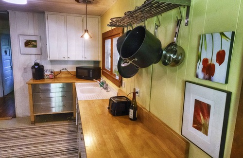 Canton Cabaña | Creekside Cottage en Mt Pisgah, cerca de Blue Ridge Parkway