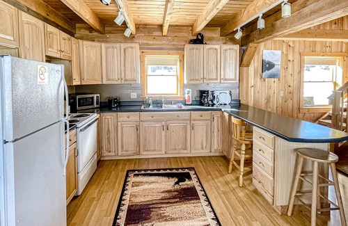 Rockwood Cabina | Rustic dog-friendly lakefront home with private beach, lake views, firepit, AC