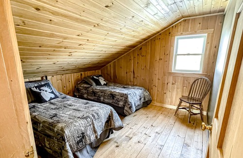 Rockwood Cabina | Rustic dog-friendly lakefront home with private beach, lake views, firepit, AC
