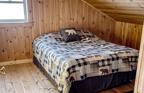 Rockwood Cabina | Rustic dog-friendly lakefront home with private beach, lake views, firepit, AC