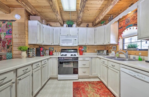 Meadow View Heights Cabina | Rustic Duck Creek Village Cabin w/ Fire Pit!