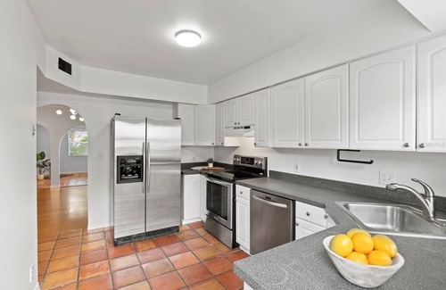 Delaney Park Casa | Rustic Dwtn House, Hot Tub, BIG Yard All 4 U