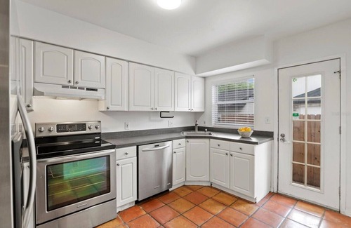 Delaney Park Casa | Rustic Dwtn House, Hot Tub, BIG Yard All 4 U
