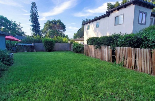 Delaney Park Casa | Rustic Dwtn House, Hot Tub, BIG Yard All 4 U