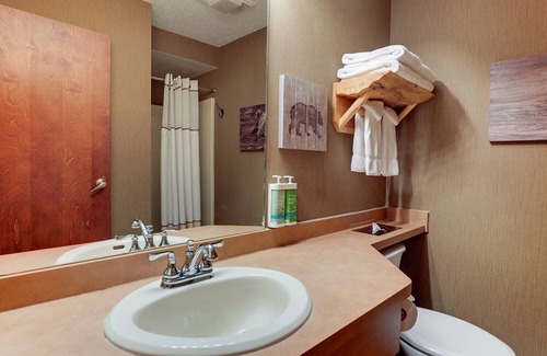 Galena Hotel | Rustic Elegance in Galena: Indoor Pool & Scenic Views | 2 Units