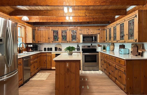 Weaverville Casa | Rustic Elegance, Theatre, Arcade, Sauna, and Mountain Views @ Beaver Cabin