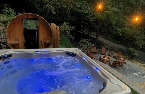 Weaverville Casa | Rustic Elegance, Theatre, Arcade, Sauna, and Mountain Views @ Beaver Cabin