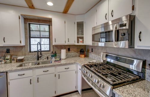 Ellijay Cabina | Rustic Ellijay Cabin with Fire Pit & Mtn Views!