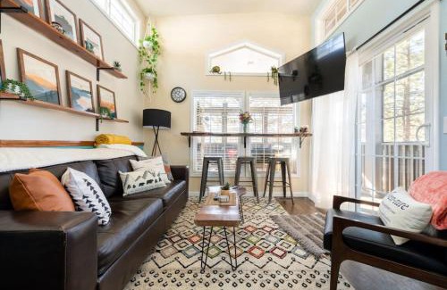 Woodland Park Apartamento | Rustic Escape Fireplace, BBQ Grill & Scenic Views