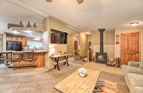 Irwin Cabina | Rustic Escape w/ Deck, Hot Tub & Mountain Views