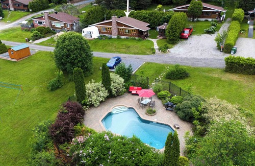 Nominingue Chalet De Esquí | Rustic experience with heated pool and spa