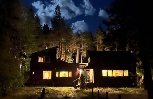 Tahoe Meadows Cabina | Rustic Family Cabin / Private Beach—Monthly Rental