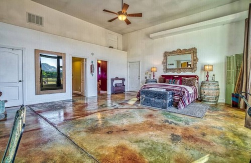 Upper Lake Otro | Rustic Farm! Villa+Barn+Glamping+Animal Experience