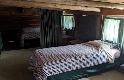 Limeburners Creek Otro | Rustic farmhouse overlooking beautiful dam with large inside and outside spaces