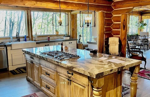Sundance Cabina | Rustic film producer's haven in Sundance, Hot Tub, Fire Pits, Views!
