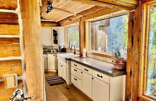 Sundance Cabina | Rustic film producer's haven in Sundance, Hot Tub, Fire Pits, Views!