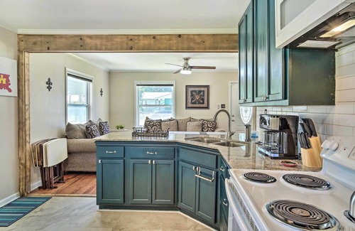 New Iberia Casa | 'Rustic Fleur De Lis' Charming New Iberia Gem